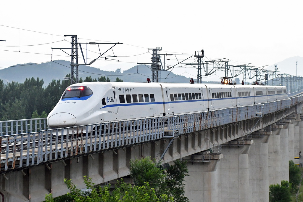 6月14日，一列动车组列车在山东省烟台市境内行驶。新华社发（孙文潭 摄）