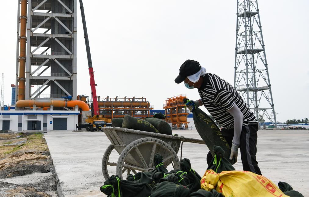 9月4日，在海南商业航天发射场二号发射工位附近，工作人员将防汛专用沙袋装车准备运送到塔架上。新华社记者 杨冠宇 摄